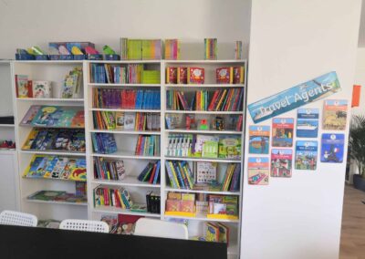 Regal mit englischen Kinderbüchern