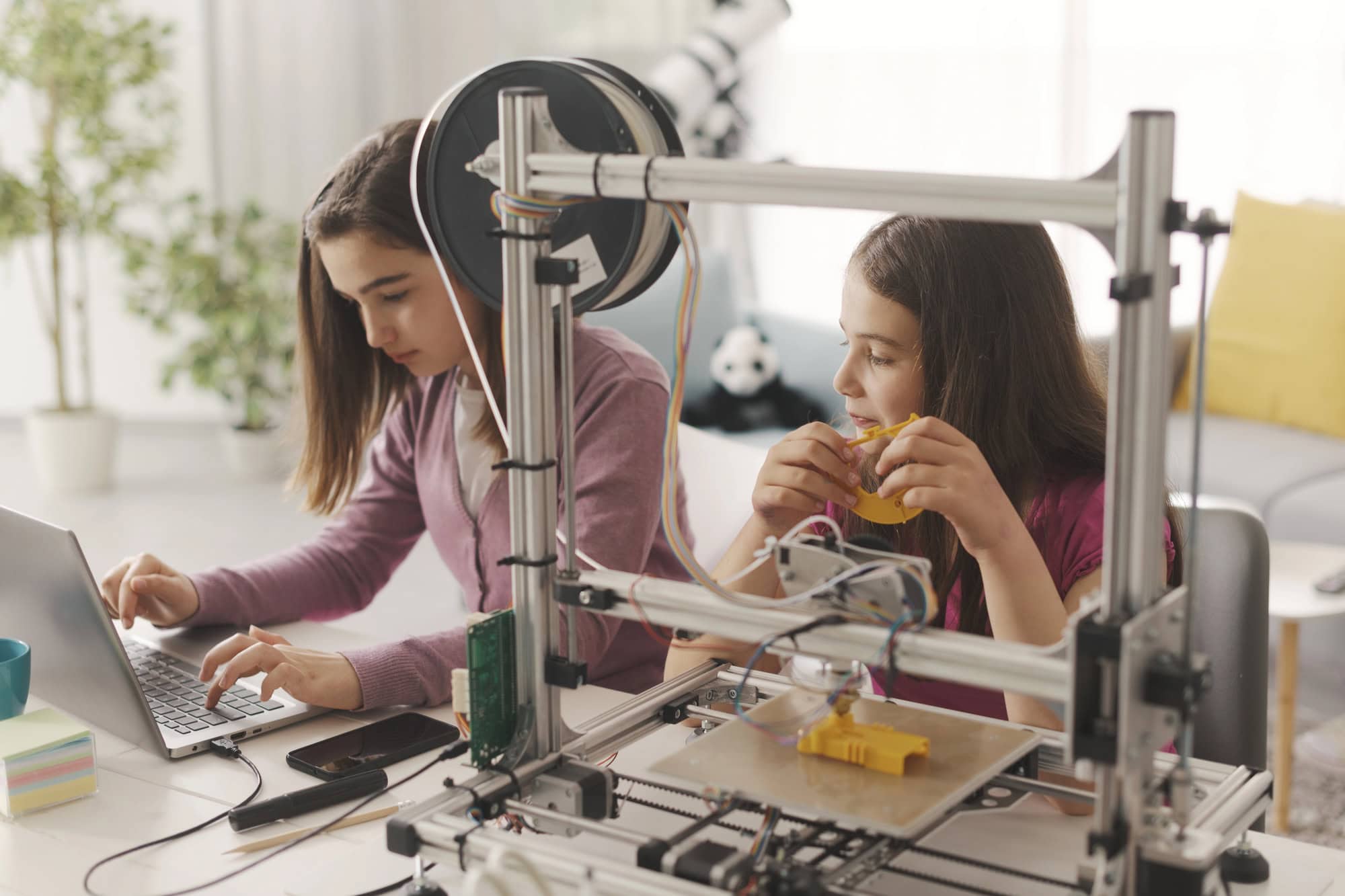 Kinder sehen dem 3D Drucker zu